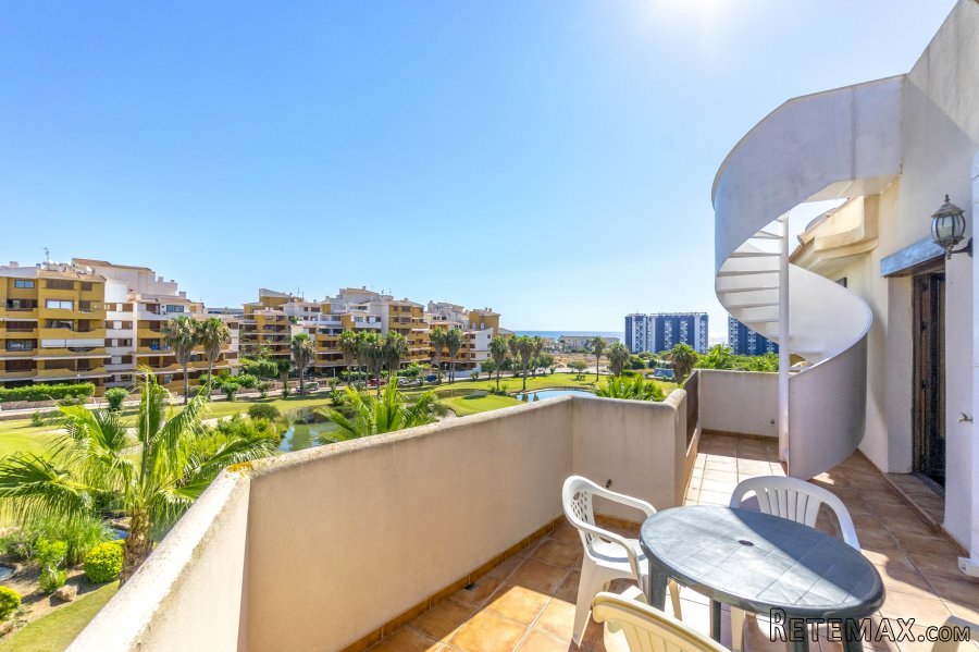 It´s located close to all the services such as shopping..