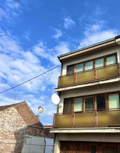 Izvrsna investicija u Osijeku – 3 etaže, garaža i dvorište