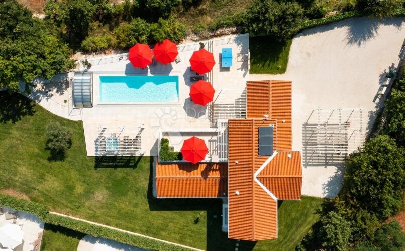 PROSTRANA VILLA S BAZENOM I SADRŽAJIMA NA RUBU SELA - 2
