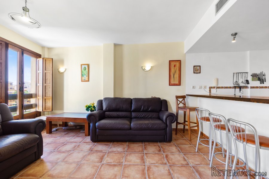 It´s located close to all the services such as shopping.. - 3