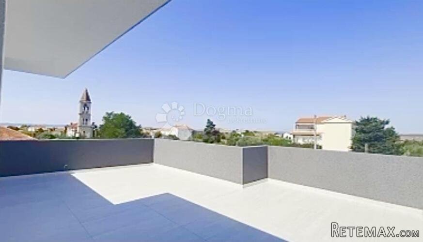 Penthouse nadomak mora i s impresivnim terasama - 3