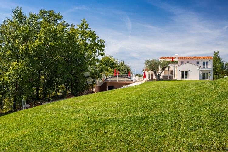 PROSTRANA VILLA S BAZENOM I SADRŽAJIMA NA RUBU SELA - 3