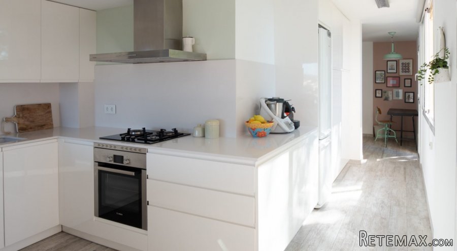 The property offers 125 m2 of living surface area has 3 b..
