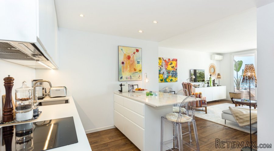 This property offers 90 m2 of living surface area, c..