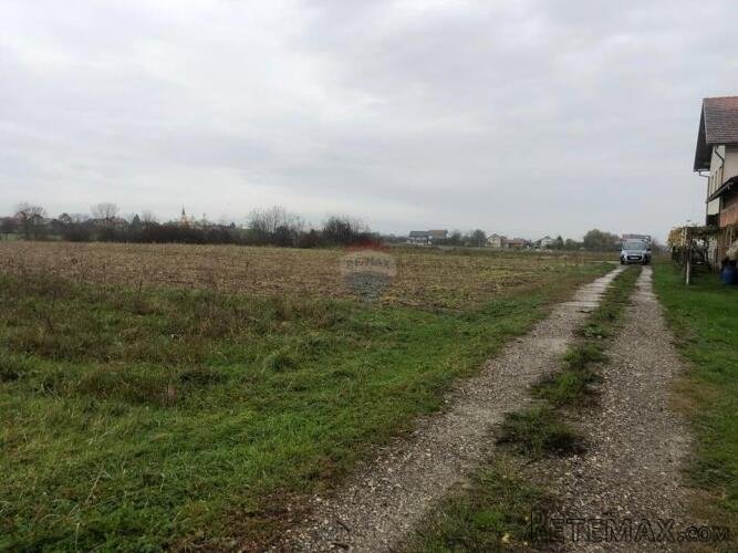 Odranski Obrež - građevinsko zemljište 3300 m2 - 3