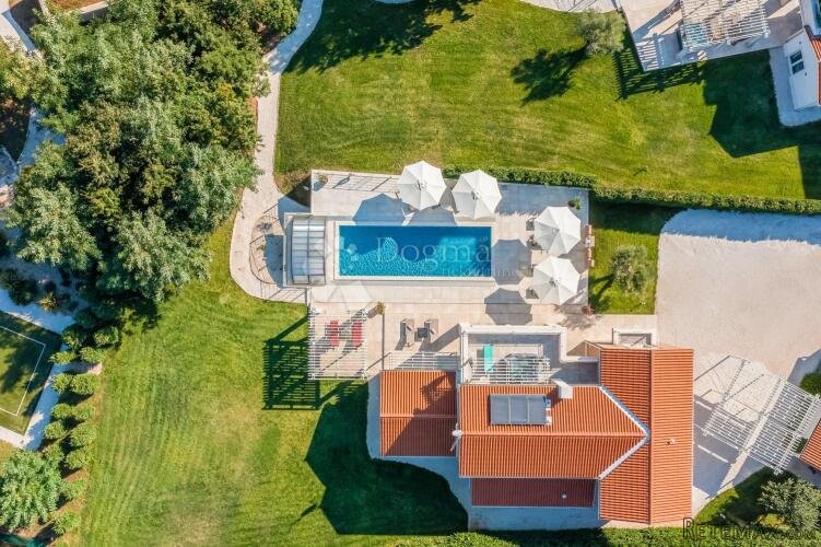 VILLA KOJA ODIŠE ELGANCIJOM, SA BAZENOM I POMOĆNIM OBJEKTOM - 2