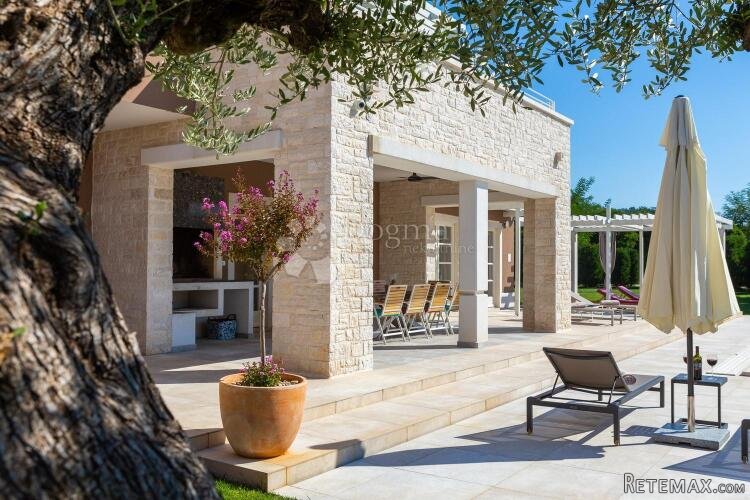 VILLA KOJA ODIŠE ELGANCIJOM, SA BAZENOM I POMOĆNIM OBJEKTOM - 3