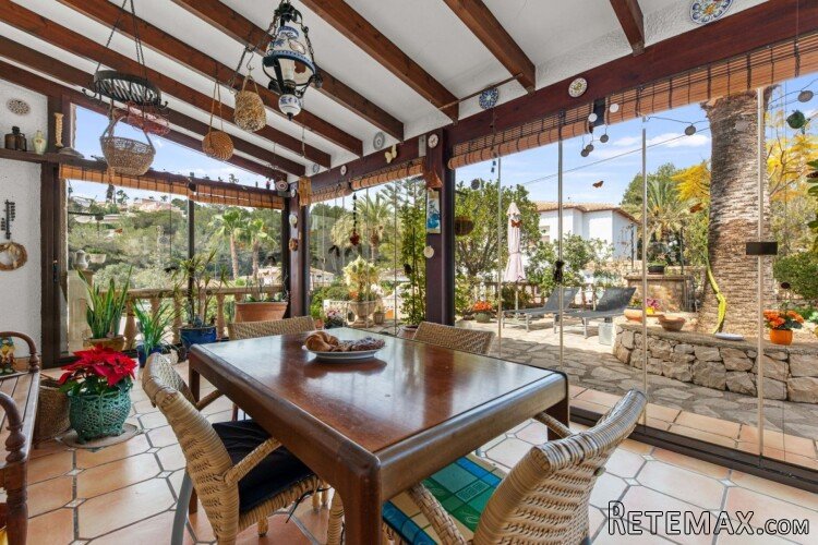 Located in a quiet cul-de-sac, this Mediterranean villa.. - 4