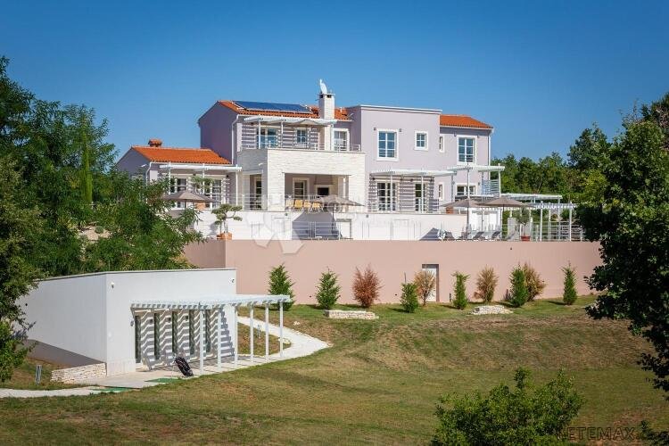 OTMJENA VILLA SA BAZENOM NA LIJEPOJ LOKACIJI - 2