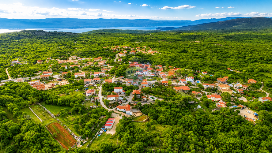 Vrbnik, okolica – atraktivno građevinsko zemljište s mogućno - 2
