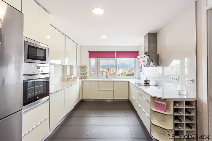 A generous size apartment with impressive views of Portixol.. - 3