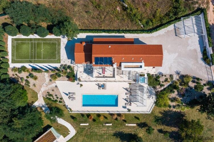 OTMJENA VILLA SA BAZENOM NA LIJEPOJ LOKACIJI - 3