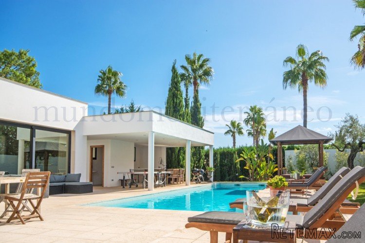 Practical and modern villa of 374 m2 ideal for sharing with..