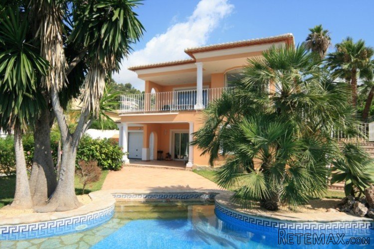 Luxury villa built in 2001, fully equipped and arranged..