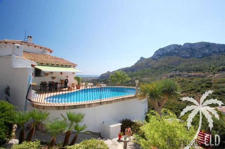 Fantastic sea views from this south-facing detached villa..