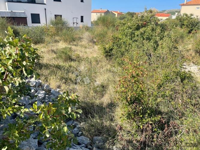 ODLIČNA PRILIKA: ZEMLJIŠTE U VODICAMA 725 M², 800 M OD MORA