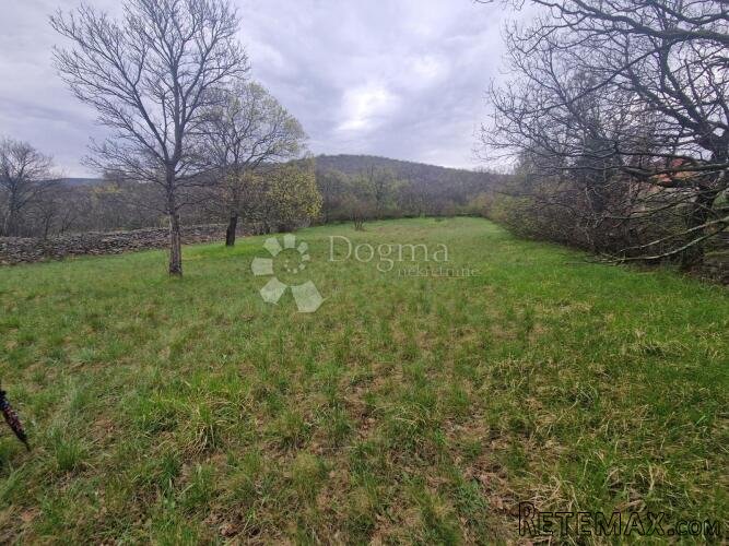 ŠKRLJEVO - TEREN 3900 m2 ZA GRADNJU DO 4 STAMBENE JEDINICE