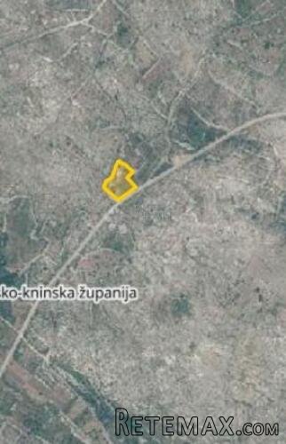 Kuća s bazenom na 3000 m2 zemljišta - 3