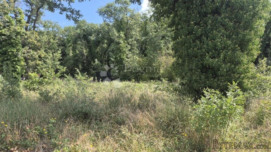 Na prodaju je poljoprivredno zemljište površine 520 m2