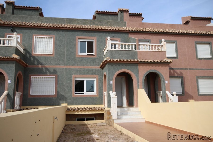 Dúplex en un complejo residencial construido alrededor de..