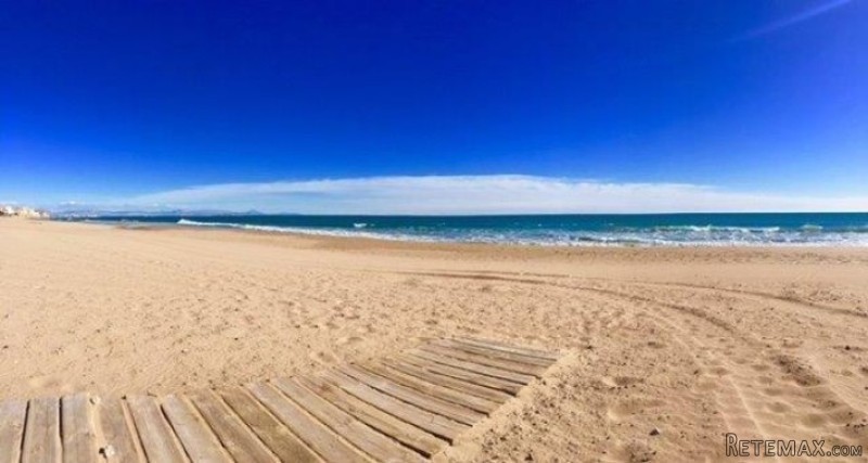 2 Bed Ground Floor Apartment 150 Metres.. - 2