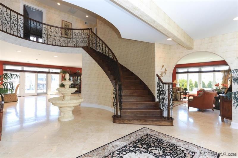 5 bedroom Detached House For Sale: 220.. - 2