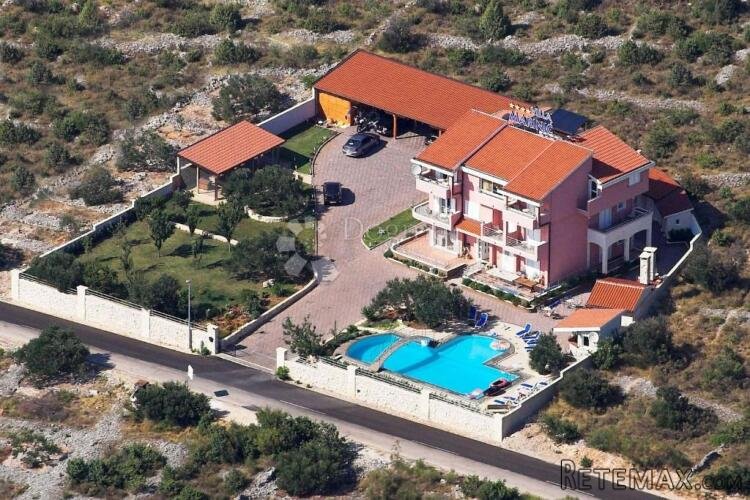 PRODAJE SE – VILA S NEPROCJENJIVIM POGLEDOM NA MORE, OTOKE I