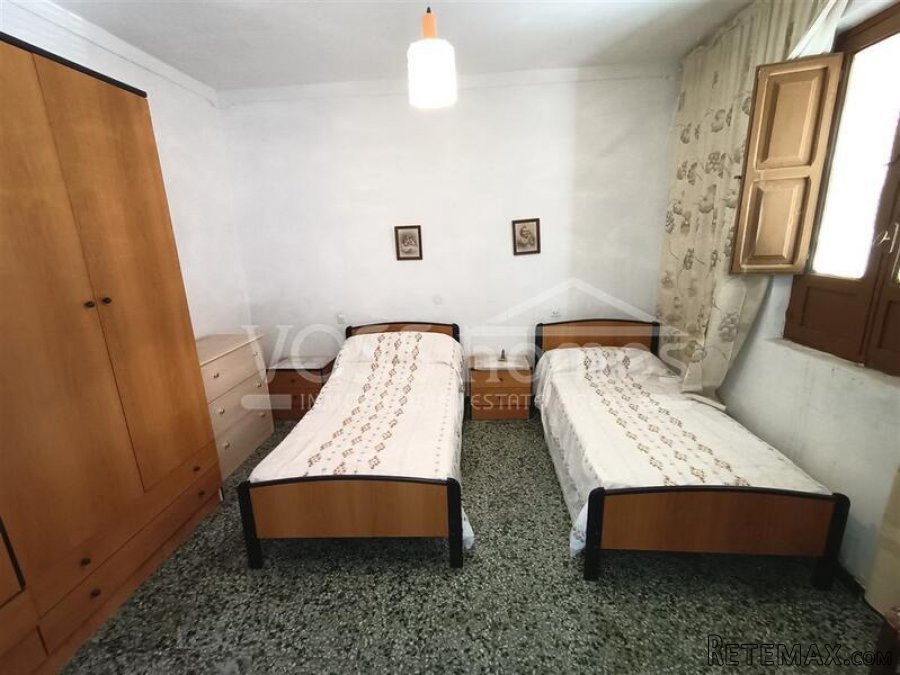 NEW LISTING - An attractive, traditional 3 bed, 1 bath (.. - 11