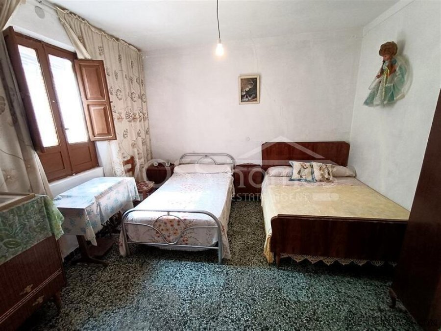 NEW LISTING - An attractive, traditional 3 bed, 1 bath (.. - 12