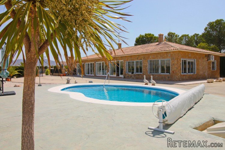 The villa boasts a fully fenced plot, accessed via electric.. - 2