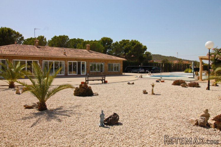 The villa boasts a fully fenced plot, accessed via electric.. - 3