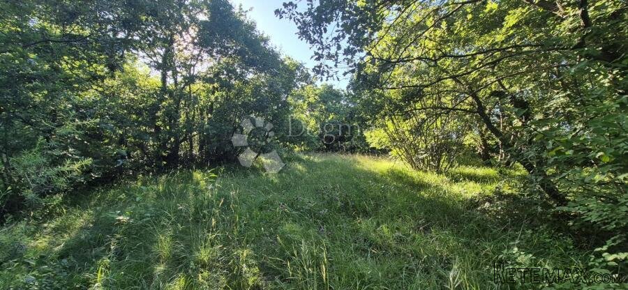 Kombinirano građevinsko 830 m2 i 472 m2 poljoprivrednog zeml