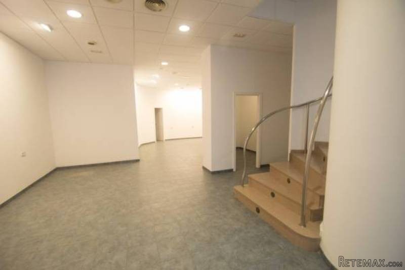 4 Bedroom 3 Bathroom Commercial In.. - 2