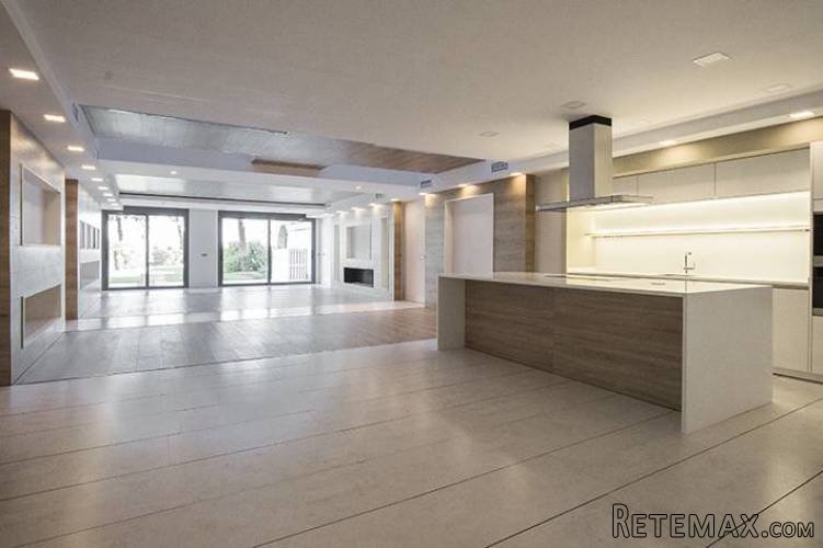 PUERTO BANUS FRONTLINE BEACH: This stunning frontline.. - 2