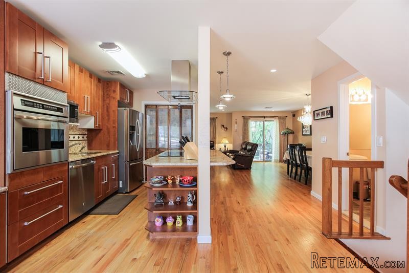 3 bedroom House For Sale: 32 Top Of The.. - 2