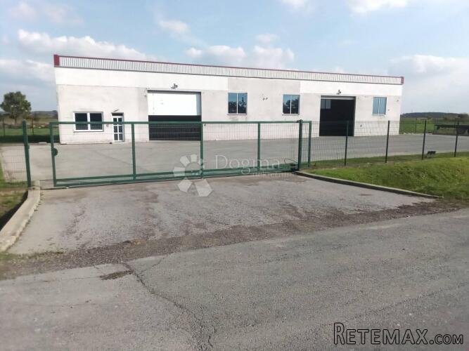 Poslovno-skladišni kompleks uz obilaznicu!