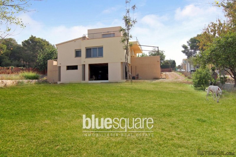 Spacious villa on big plot with..