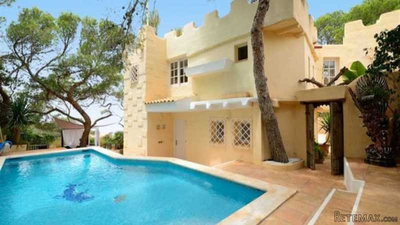 Villa on the first sealine