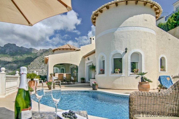 A lovely villa in the prestigious area of Altea Hills. This..