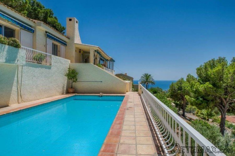 Sea view Villa situated in a quiet area at the foot of the..