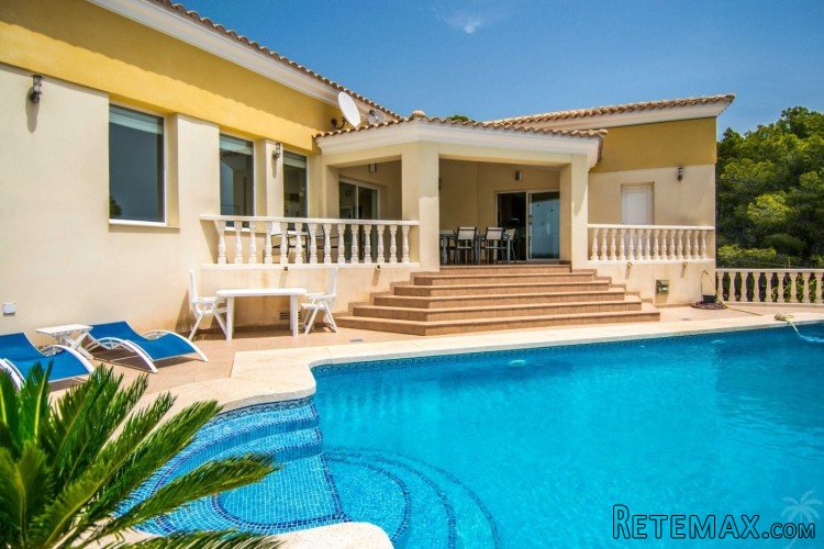 Charming villa with sea views situated in a quiet..