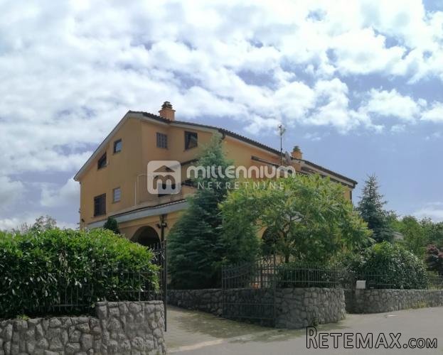 Marinići, kvalitetna kuća s okućnicom