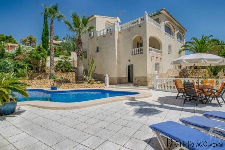 Traditional villa in a quiet urbanisation in Altea This..