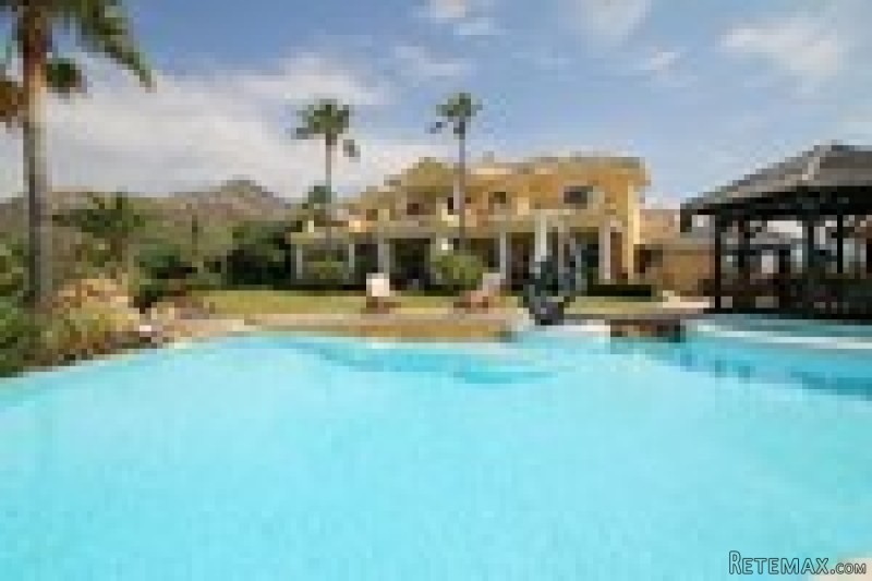 5 Bedrooms - Villa - Malaga - For Sale