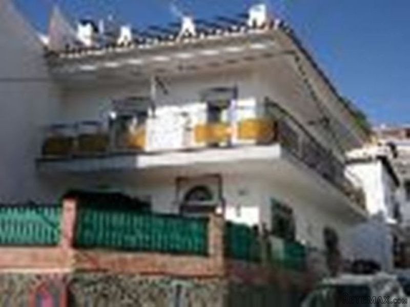 5 bedroom, 2 bathroom Townhouse, (build..
