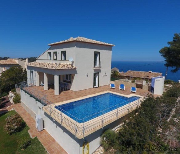 Modern villa with open sea view built in 2008. Covered..