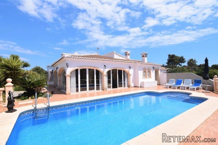 South facing villa on one floor, built in 2000 and is..