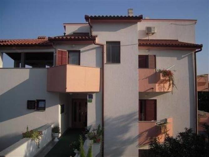 ISTRA - PULA: KUĆA SA 8 APARTMANA BLIZU MORA - 3