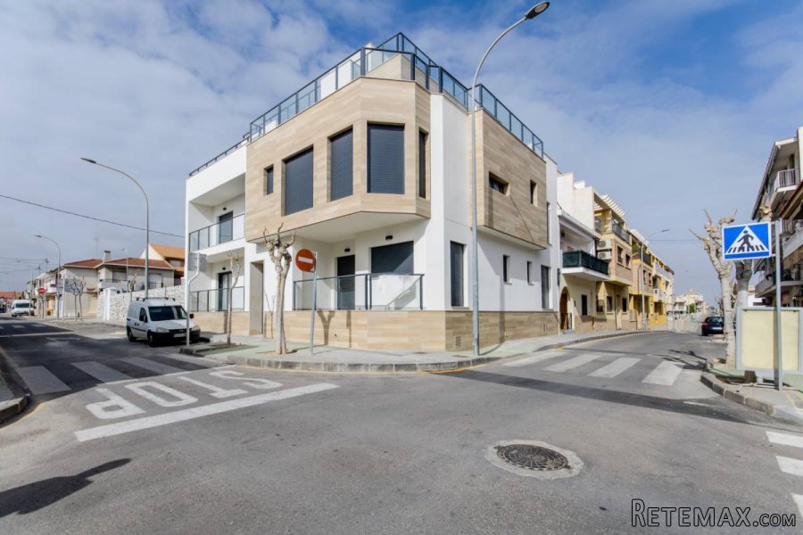 Los apartamentos están ubicados en Torre de la Horadada, a..
