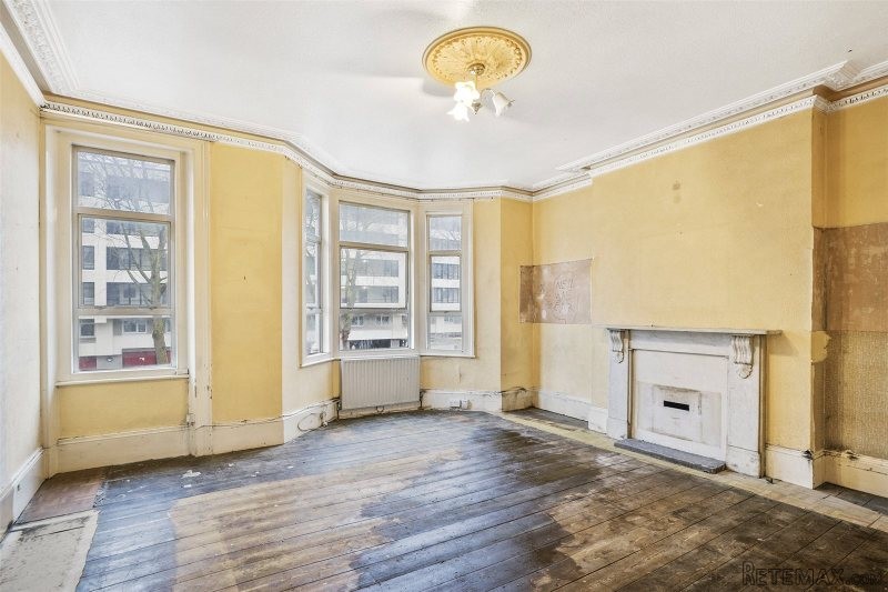 5 Bedroom House, Freehold - 2